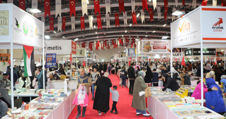 Elazığ Belediyesi Kitap Fuarı'na Yoğun İlgi